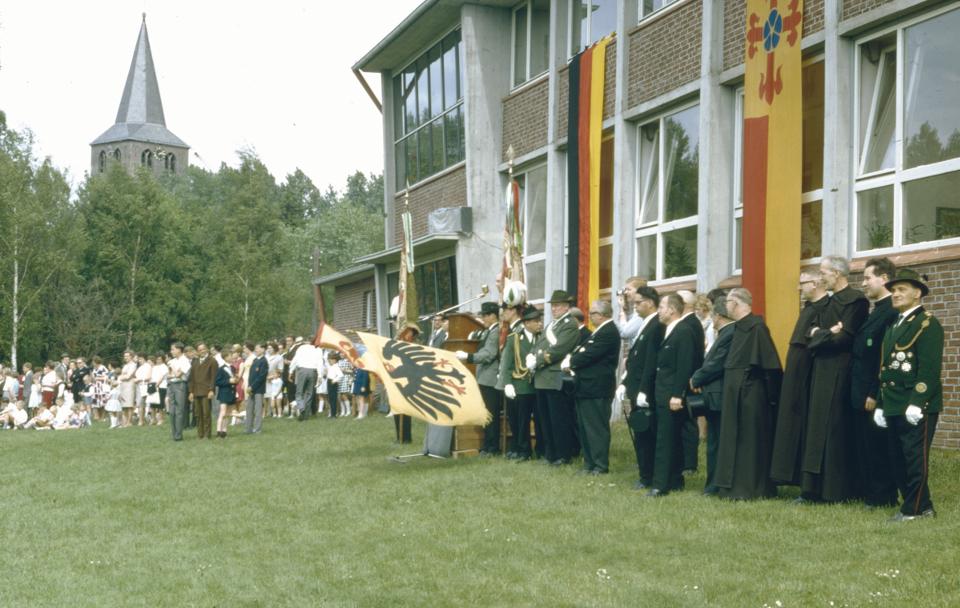 Kreisfest der Bruderschaften im Kreis Erkelenz in Beeck auf der Wiese der Grundschule