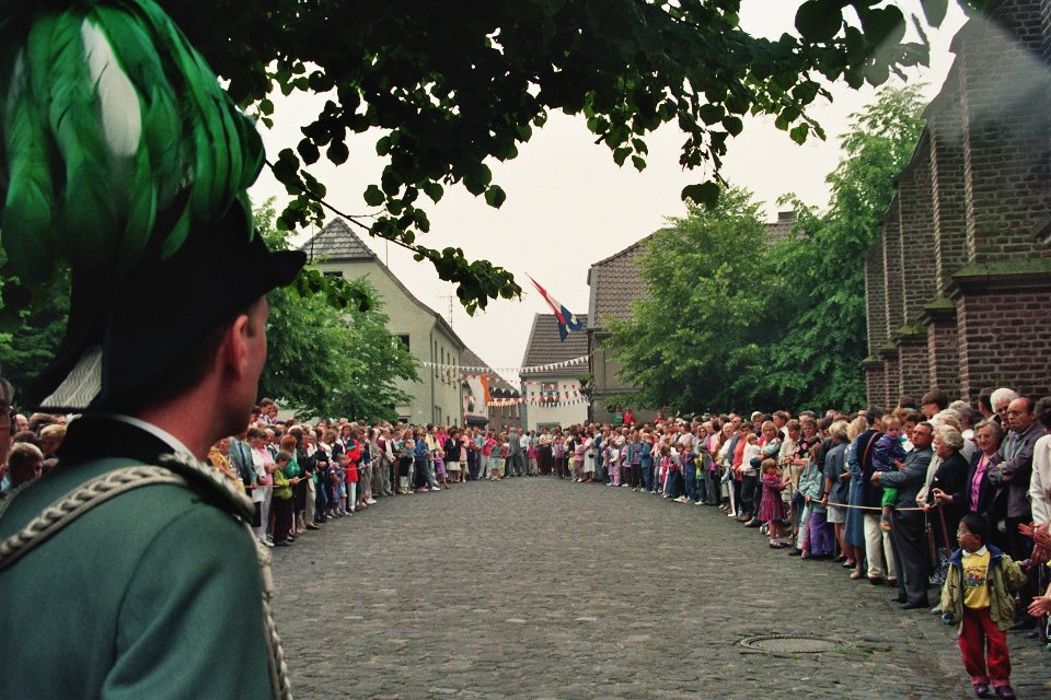 Ein Blick unseres Hauptmannes Hermann-Josef Nelles auf den Kirchplatz 1992 vor der Parade
