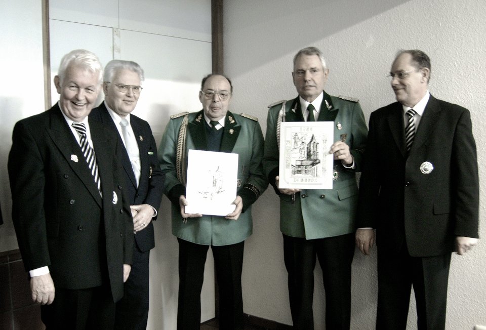 Präses Pater Franz Hendrickx, Bezirksbrudermeister Heinz Beyer, Paul Königs, Klaus Merz und Kassierer Joseph Jöcken (v.l.n.r.)