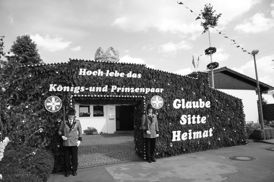 Wache am Königshaus - (v.l.) Christoph Clever und André Hennekes