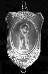 Die Darstellung der Mutter Gottes aus Lourdes auf der Plakette symbolisiert für den Prinzen Simon Noethlichs die Verbindung von Freundschaft und Familie.