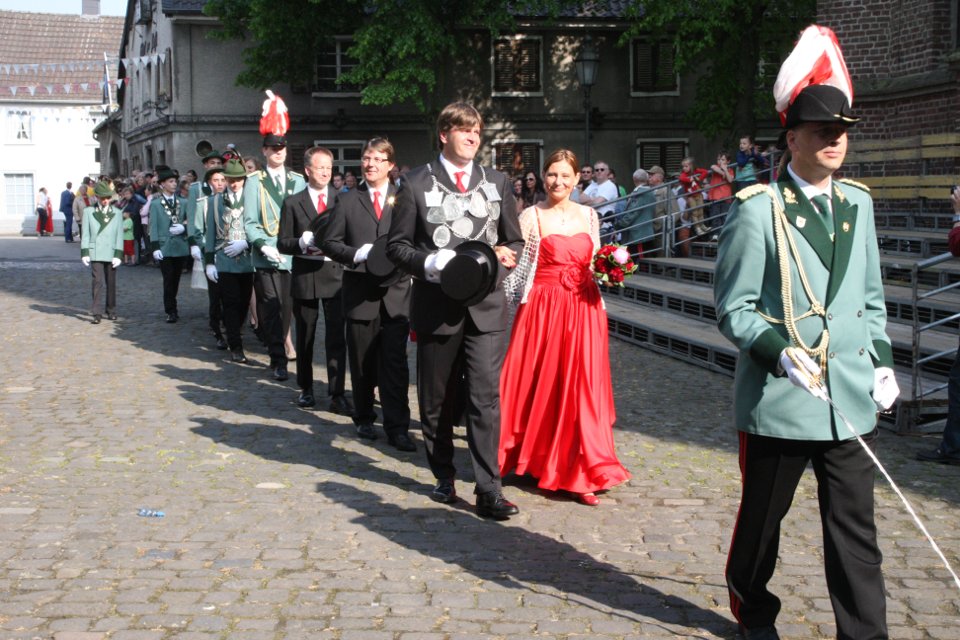 Unser Königsgefolge angeführt von Adjutant Julian Schlagheck auf dem Kirchplatz