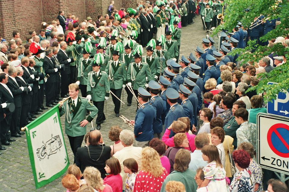 Bei der Parade auf dem Kirchplatz - Pfingstmontag im Gründungsjahr 1992